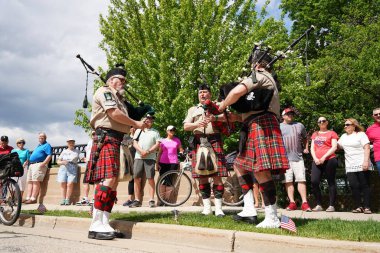 Oconomowoc, Wisconsin / ABD - 25 Mayıs 2020: VFW 'de çalışan usta gaydacılar, halkın özgürlüklerimiz için savaşan şehit askerleri hatırlaması üzerine inanılmaz bir zarafet sergiliyorlar..