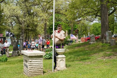 Oconomowoc, Wisconsin / ABD - 25 Mayıs 2020: Gaziler ve kıdemli subaylar, Anma Günü onuruna Güzeller Mezarlığı 'ndaki bilinmeyen asker mezarına şehit askerlerin kurdelelerini yerleştirdiler.