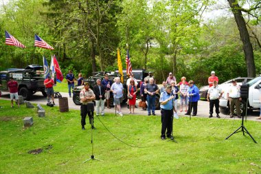 Oconomowoc, Wisconsin / ABD - 25 Mayıs 2020: Veteranlar ve üst düzey subaylar, sosyal uzaklık kararına rağmen Waukesha ilçesinin şehit askerlerini anma gününde onurlandırmak için konuşmalar yaptılar. 