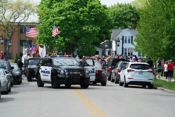 Oconomowoc, Wisconsin / ABD - 25 Mayıs 2020: Kıdemli ordu subayları ve gazileri, covid-19 'un sosyal uzaklık nedenine rağmen, şehit askerleri anma gününde onurlandırmak üzere sıraya girdiler.