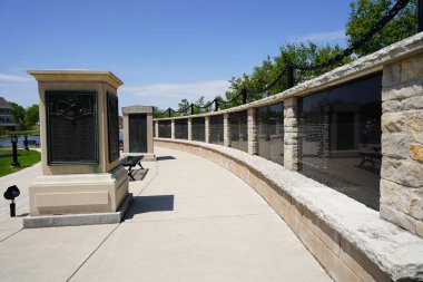 Oconomowoc, Wisconsin / ABD - 25 Mayıs 2020: Oconomowoc gazi anıtı Lake Fowler ve lac la Belle arasında yer alıyor..