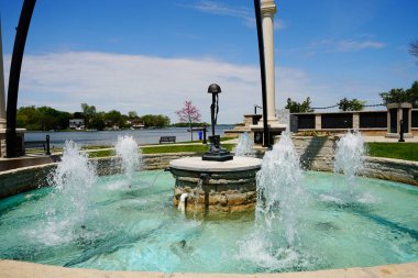 Oconomowoc, Wisconsin / ABD - 25 Mayıs 2020: Oconomowoc gazi anıtı Lake Fowler ve lac la Belle arasında yer alıyor..