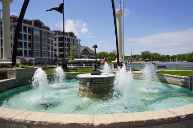 Oconomowoc, Wisconsin / ABD - 25 Mayıs 2020: Oconomowoc gazi anıtı Lake Fowler ve lac la Belle arasında yer alıyor..