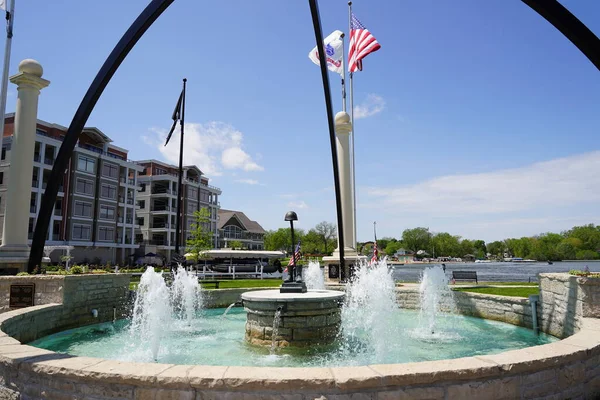 Oconomowoc, Wisconsin / ABD - 25 Mayıs 2020: Oconomowoc gazi anıtı Lake Fowler ve lac la Belle arasında yer alıyor..