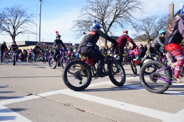 Green Bay, Wisconsin / ABD - 23 Kasım 2019: Fat Tire bisiklet grubu, Green Bay şehir merkezinin düzenlediği 36. Geleneksel Prevea Green Bay Noel Geçit Töreni 'ne katıldı..