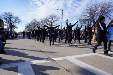 Green Bay, Wisconsin / ABD - 23 Kasım 2019: Genç kız dansçılar Green Bay şehir merkezinin düzenlediği 36. Geleneksel Prevea Green Bay Tatil Yürüyüşü 'ne katıldılar.