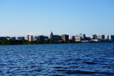 Madison, Wisconsin Capitol ve Olin Park 'taki şehir binalarının manzara fotoğrafları.