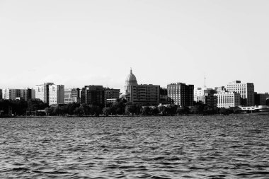 Madison, Wisconsin Capitol ve Olin Park 'taki şehir binalarının manzara fotoğrafları.