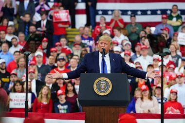 Milwaukee, Wisconsin / ABD - 14 Ocak 2020: 45 ABD Başkanı Donald J. Trump UW-Milwaukee Panter Arena 'da Amerika' yı Tekrar Büyük Yap Mitingi düzenledi ve güçlü bir konuşma yaptı..