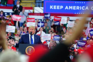 Milwaukee, Wisconsin / ABD - 14 Ocak 2020: 45 ABD Başkanı Donald J. Trump UW-Milwaukee Panter Arena 'da Amerika' yı Tekrar Büyük Yap Mitingi düzenledi ve güçlü bir konuşma yaptı..