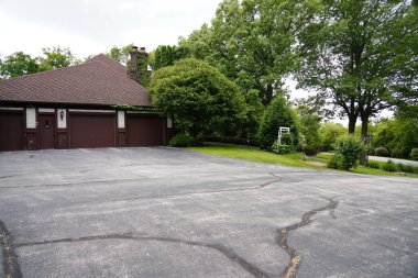 Fond du Lac, Wisconsin / USA - 6 Haziran 2019: 1970 'lerin Fond du Lac, Wisconsin' deki bir evin 3 araçlık garajının önü