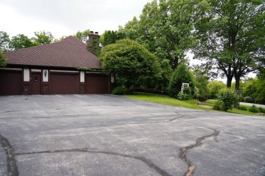 Fond du Lac, Wisconsin / USA - 6 Haziran 2019: 1970 'lerin Fond du Lac, Wisconsin' deki bir evin 3 araçlık garajının önü