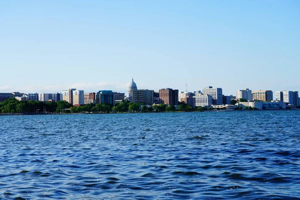 Madison, Wisconsin Capitol ve Olin Park 'taki şehir binalarının manzara fotoğrafları.