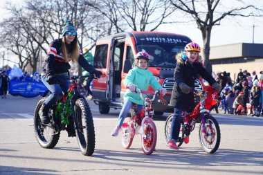 Green Bay, Wisconsin / ABD - 23 Kasım 2019: Fat Tire bisiklet grubu, Green Bay şehir merkezinin düzenlediği 36. Geleneksel Prevea Green Bay Noel Geçit Töreni 'ne katıldı..