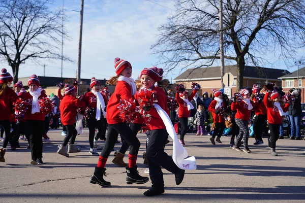 Green Bay, Wisconsin / ABD - 23 Kasım 2019: Barb 'ın Dans Merkezi üyeleri Green Bay' in ev sahipliğinde düzenlenen 36. Geleneksel Prevea Green Bay Tatil Yürüyüşü 'ne katılmak ve dans etmek için geldiler..