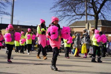 Green Bay, Wisconsin / ABD - 23 Kasım 2019: Yerel halk gençlik dansı sanatçıları Green Bay şehir merkezinin düzenlediği 36. Geleneksel Prevea Green Bay Tatil Yürüyüşü 'ne katıldılar.