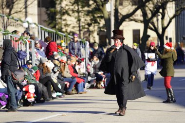 Green Bay, Wisconsin / ABD - 23 Kasım 2019: Cemaat üyeleri Green Bay şehir merkezinin düzenlediği 36. Geleneksel Prevea Green Bay Noel Geçit Töreni 'nin başında Noel şarkıları söylediler.