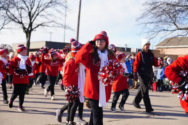 Green Bay, Wisconsin / ABD - 23 Kasım 2019: Barb 'ın Dans Merkezi üyeleri Green Bay' in ev sahipliğinde düzenlenen 36. Geleneksel Prevea Green Bay Tatil Yürüyüşü 'ne katılmak ve dans etmek için geldiler..