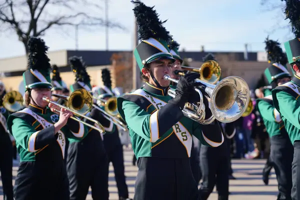 グリーンベイ ウィスコンシン アメリカ 11月23日 2019 グリーンベイプレブル高校ホーネッツのミュージカルマーチングバンドは ダウンタウングリーンベイが主催する第36回プレヴェイグリーンベイホリデーパレードで行進しました — ストック写真