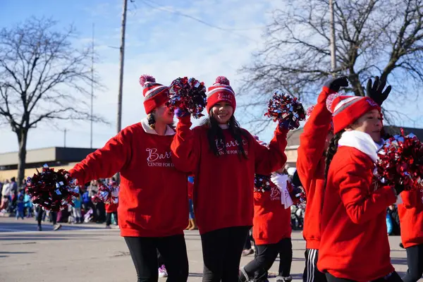 Green Bay, Wisconsin / ABD - 23 Kasım 2019: Barb 'ın Dans Merkezi üyeleri Green Bay' in ev sahipliğinde düzenlenen 36. Geleneksel Prevea Green Bay Tatil Yürüyüşü 'ne katılmak ve dans etmek için geldiler..