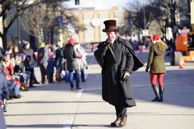 Green Bay, Wisconsin / ABD - 23 Kasım 2019: Cemaat üyeleri Green Bay şehir merkezinin düzenlediği 36. Geleneksel Prevea Green Bay Noel Geçit Töreni 'nin başında Noel şarkıları söylediler.