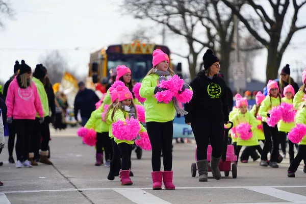 Green Bay, Wisconsin / ABD - 23 Kasım 2019: Yerel halk gençlik dansı sanatçıları Green Bay şehir merkezinin düzenlediği 36. Geleneksel Prevea Green Bay Tatil Yürüyüşü 'ne katıldılar.