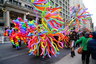 Chicago, Illinois / ABD - 28 Kasım 2019: Dan Amca 'nın Chicago Şükran Günü Geçidi üyeleri balon ve oyuncak balon giyip Şükran Günü Geçidi' nde yürüdüler..