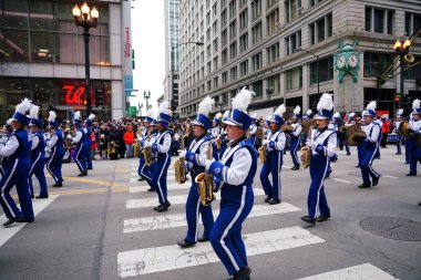 Chicago, Illinois / ABD - 28 Kasım 2019: Newport News, Virginia Christopher Newport Üniversitesi Marching Captains müzik bandosu Dan Amca 'nın Chicago Şükran Günü Geçidi' nde yürüyüş yaptı..