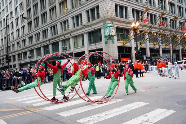 Chicago, Illinois / ABD - 28 Kasım 2019: Chicago Wheel Jam by Cirques Experience, Wheel Jimnastik dalında uzmanlaştı..