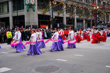 Chicago, Illinois ABD - 23 Kasım 2023: Chicago Koreli dans şirketi Şikago Şükran Günü Geçidi 'ne katıldı.