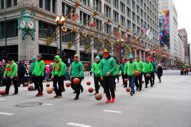 Chicago, Illinois / ABD - 28 Kasım 2019: Birçok müzisyen, lise müzik bandosu ve dansçılar 2019 'daki Chicago Şükran Günü Geçidi' ne katıldı ve şarkı söylediler..