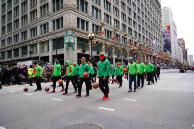 Chicago, Illinois / ABD - 28 Kasım 2019: Birçok müzisyen, lise müzik bandosu ve dansçılar 2019 'daki Chicago Şükran Günü Geçidi' ne katıldı ve şarkı söylediler..