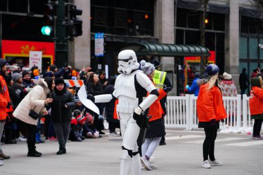 Chicago, Illinois / ABD - 28 Kasım 2019: 501. Ortabatı Garnizonu üyeleri Yıldız Savaşları kostümleri giyip 2019 'da Dan Amca' nın Chicago Şükran Günü Geçidi 'ni yürüttüler..