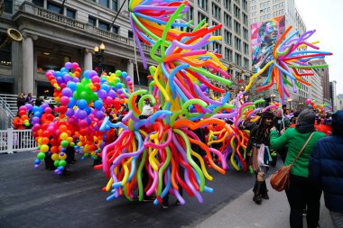 Chicago, Illinois / ABD - 28 Kasım 2019: Dan Amca 'nın Chicago Şükran Günü Geçidi üyeleri balon ve oyuncak balon giyip Şükran Günü Geçidi' nde yürüdüler..