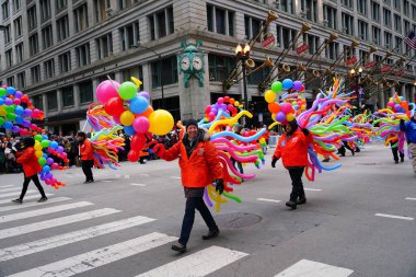 Chicago, Illinois / ABD - 28 Kasım 2019: Dan Amca 'nın Chicago Şükran Günü Geçidi üyeleri balon ve oyuncak balon giyip Şükran Günü Geçidi' nde yürüdüler..