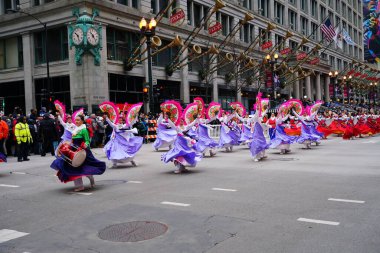 Chicago, Illinois ABD - 23 Kasım 2023: Chicago Koreli dans şirketi Şikago Şükran Günü Geçidi 'ne katıldı.