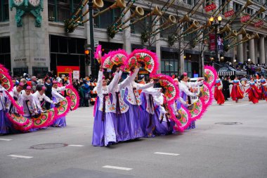 Chicago, Illinois ABD - 23 Kasım 2023: Chicago Koreli dans şirketi Şikago Şükran Günü Geçidi 'ne katıldı.