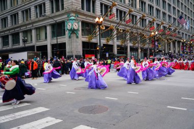 Chicago, Illinois ABD - 23 Kasım 2023: Chicago Koreli dans şirketi Şikago Şükran Günü Geçidi 'ne katıldı.