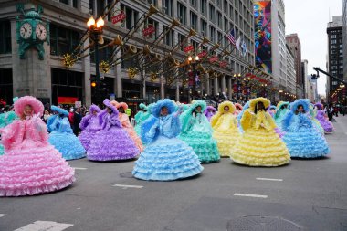 Chicago, Illinois / ABD - 28 Kasım 2019: Mobil Azalea Trail hizmetçileri 2019 'da Dan Amca' nın Chicago Şükran Günü Geçidi 'nde elbiselerini gösterdiler.