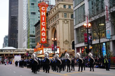 Chicago, Michigan, ABD - 16 Ocak, 2. 0. 21: Chicago şehir merkezindeki caddede insanlar gösteri yapıyor..