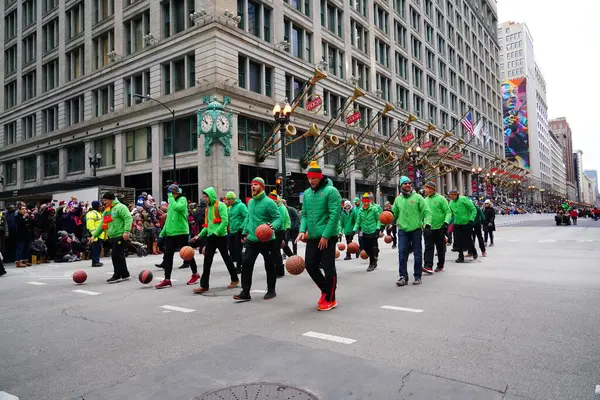 Chicago, Illinois / ABD - 28 Kasım 2019: Birçok müzisyen, lise müzik bandosu ve dansçılar 2019 'daki Chicago Şükran Günü Geçidi' ne katıldı ve şarkı söylediler..