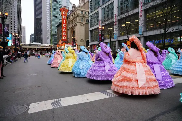 Chicago, Illinois / ABD - 28 Kasım 2019: Mobil Azalea Trail hizmetçileri 2019 'da Dan Amca' nın Chicago Şükran Günü Geçidi 'nde elbiselerini gösterdiler.