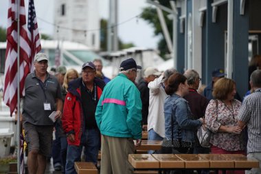 Fond du Lac, Wisconsin ABD - 26 Ağustos 2019: Askeri Takdir Gezisi 'nin 10. Yat Kulübü, onlara Winnebago Gölü' nde benzersiz zaman geçirterek hem aktif asker hem de askeri gazileri onurlandırıyor.