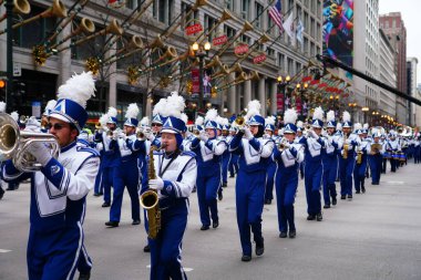 Chicago, Illinois / ABD - 28 Kasım 2019: Newport News, Virginia Christopher Newport Üniversitesi Marching Captains müzik bandosu Dan Amca 'nın Chicago Şükran Günü Geçidi' nde yürüyüş yaptı..