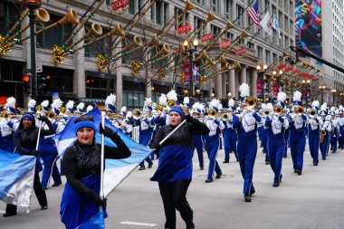 Chicago, Illinois / ABD - 28 Kasım 2019: Newport News, Virginia Christopher Newport Üniversitesi Marching Captains müzik bandosu Dan Amca 'nın Chicago Şükran Günü Geçidi' nde yürüyüş yaptı..