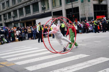 Chicago, Illinois / ABD - 28 Kasım 2019: Chicago Wheel Jam by Cirques Experience, Wheel Jimnastik dalında uzmanlaştı..