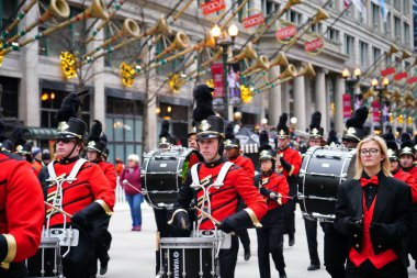 Chicago, Illinois / ABD - 28 Kasım 2019: Jonesboro, Georgia Lisesi Kardinaller Müzikal Yürüyüş grubu 2019 'da Dan Amca' nın Chicago Şükran Günü Geçidi 'nde yürüdü.