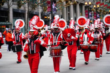 Chicago, Illinois / ABD - 28 Kasım 2019: Jonesboro, Georgia Lisesi Kardinaller Müzikal Yürüyüş grubu 2019 'da Dan Amca' nın Chicago Şükran Günü Geçidi 'nde yürüdü.