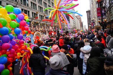 Chicago, Illinois / ABD - 28 Kasım 2019: Dan Amca 'nın Chicago Şükran Günü Geçidi üyeleri balon ve oyuncak balon giyip Şükran Günü Geçidi' nde yürüdüler..