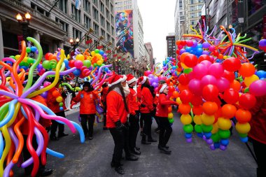 Chicago, Illinois / ABD - 28 Kasım 2019: Dan Amca 'nın Chicago Şükran Günü Geçidi üyeleri balon ve oyuncak balon giyip Şükran Günü Geçidi' nde yürüdüler..